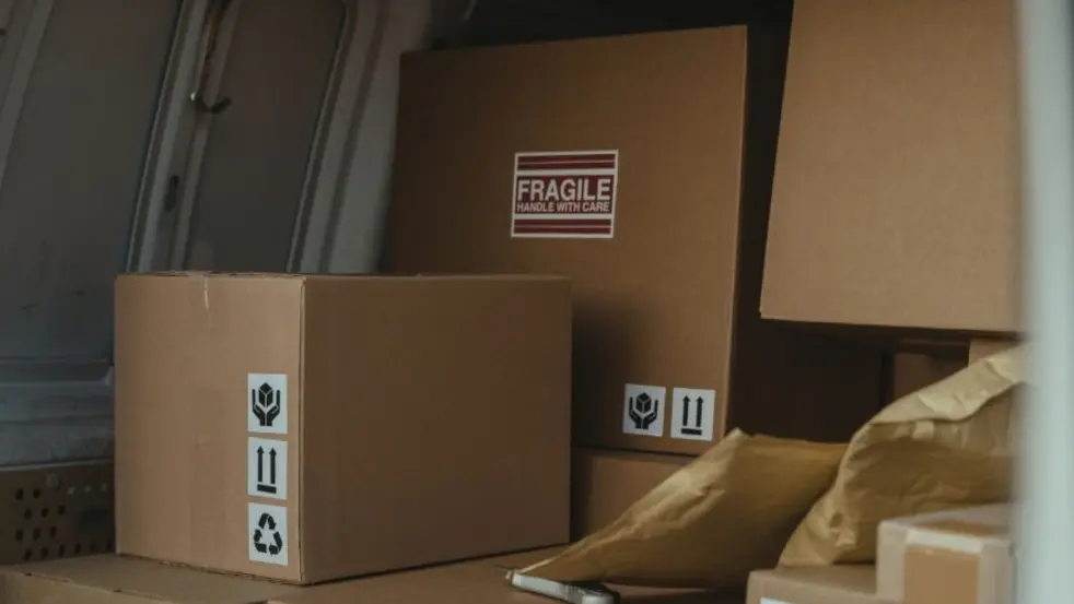 Conductor entregando paquetes en México