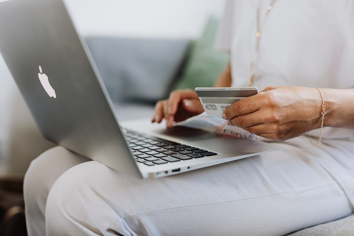 Conductor entregando paquetes en México
